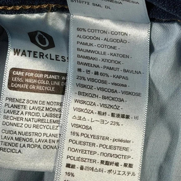 Levi Strauss & Co Womens Classic Bermuda Shorts Blue Denim Size 30 Medium Wash - Picture 11 of 15